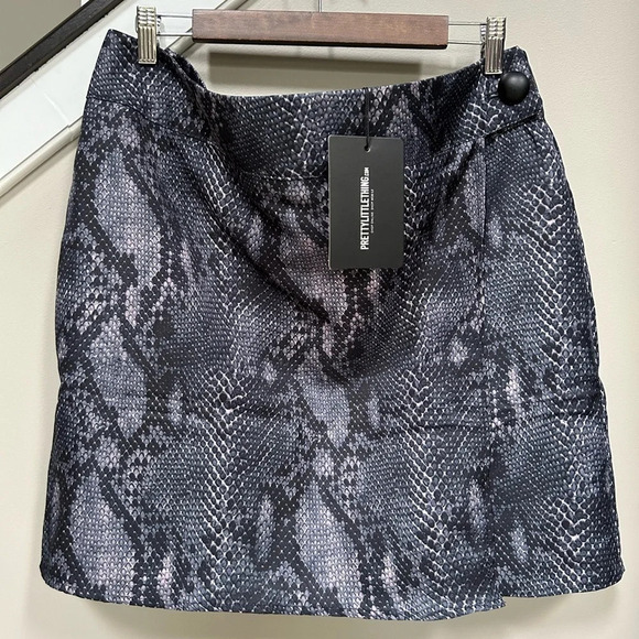 PrettyLittleThing | Grey Snake Print Wrap Mini Skirt, Plus Size Large (US 14) - Picture 1 of 5